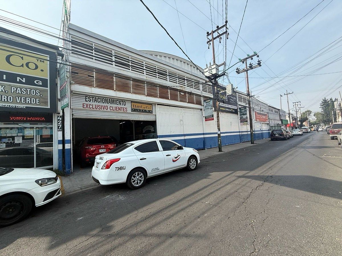 Bodega con locales comerciales en venta - Imagen principal de galería