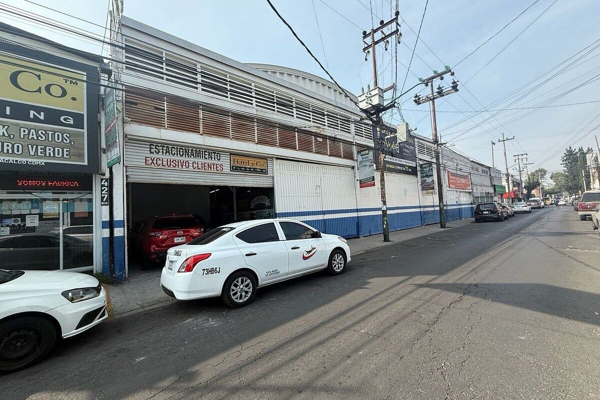 Bodega con locales comerciales en venta